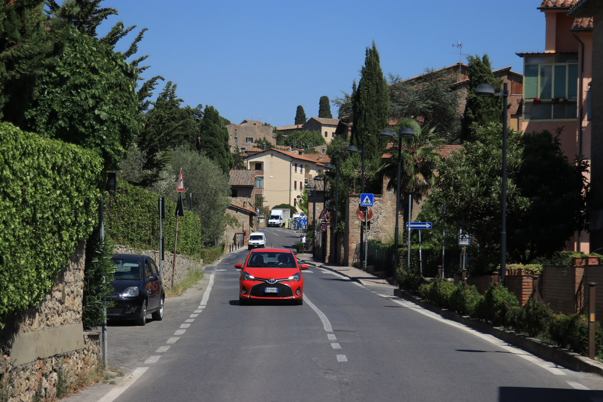 Kırmızı araba San Gimignano