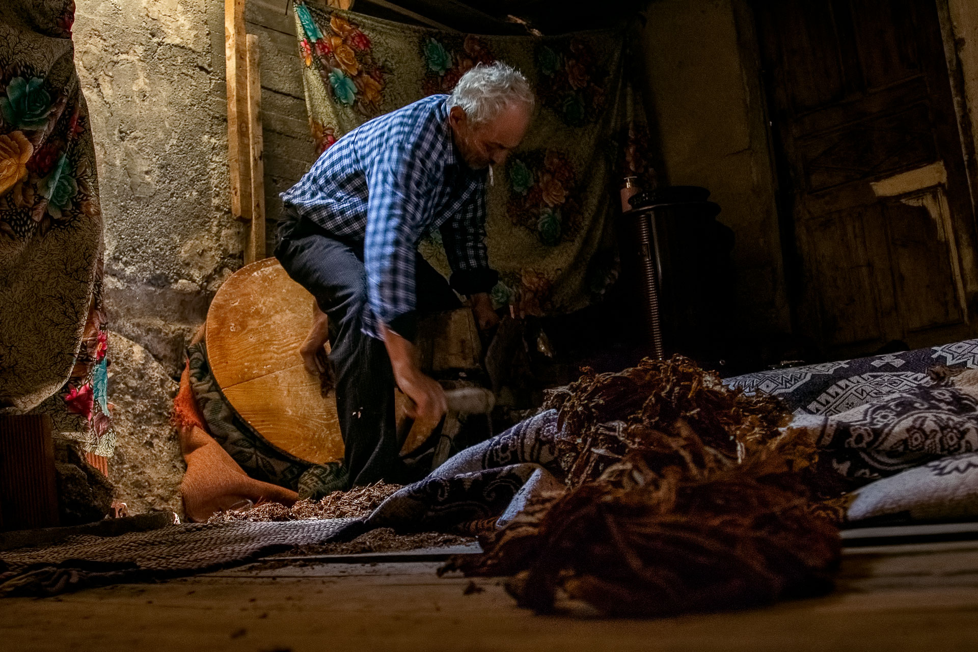 Tütün sarma Bağsaray Köyü Burdur Çekergezer Hakan Aydın Fotoğrafları Gezgin Fotoğrafçı www.cekergezer.com