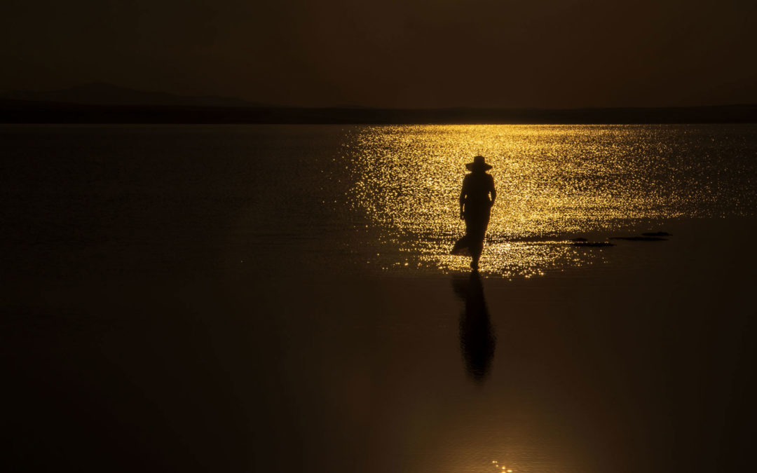 Tuz gölü gün batımında yürüyen kadın. Beni hiç anlamıyorsun