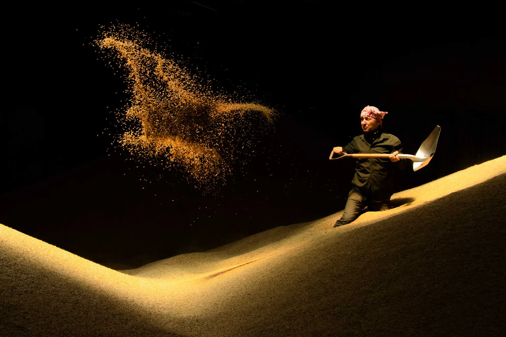 Yarışma Fotoğrafçısı Olmayın Buğday ambarında buğday savuran adam Çekergezer Hakan Aydın Fotoğrafları