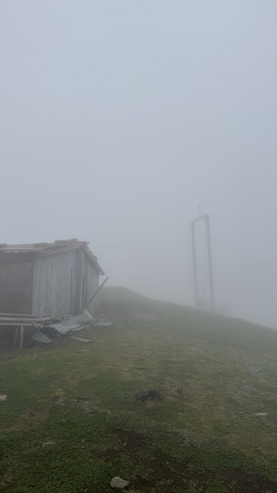 Sisli yayla siluet, atmosferik