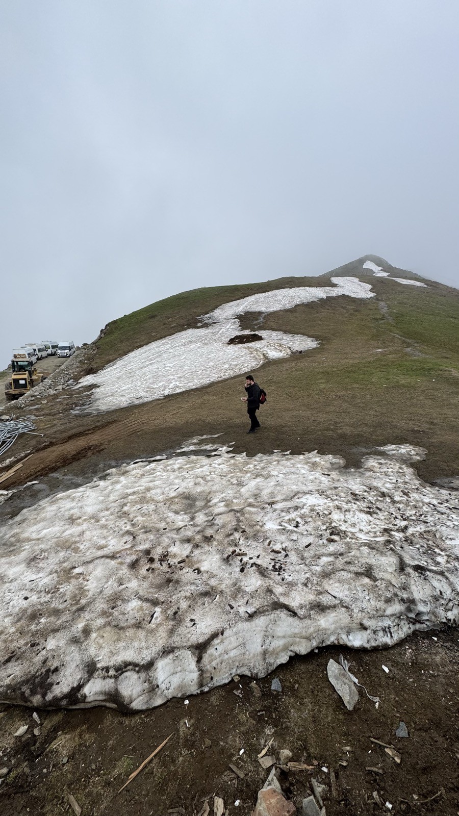 Sırt, kar lekeleri, uzak yayla