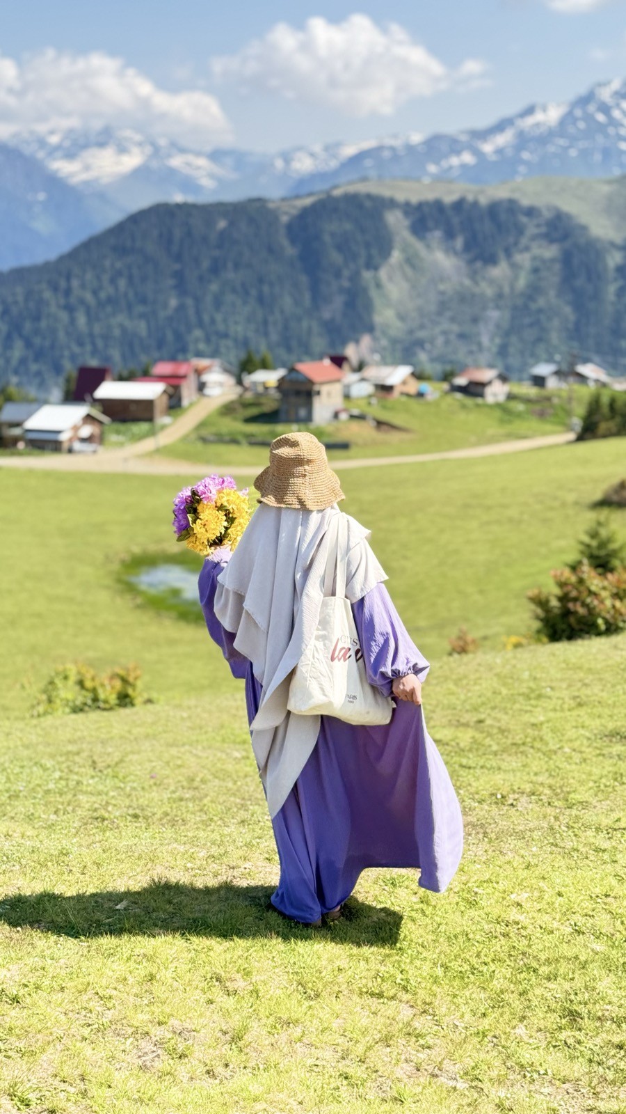 Geleneksel kıyafetle yayla köyü fonu