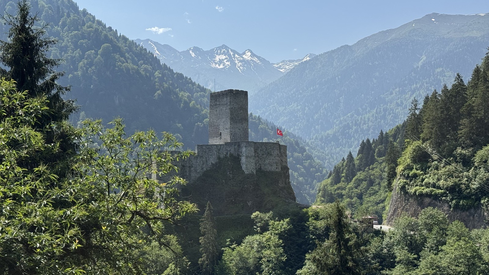 Kale, vadi, karlı dağlar